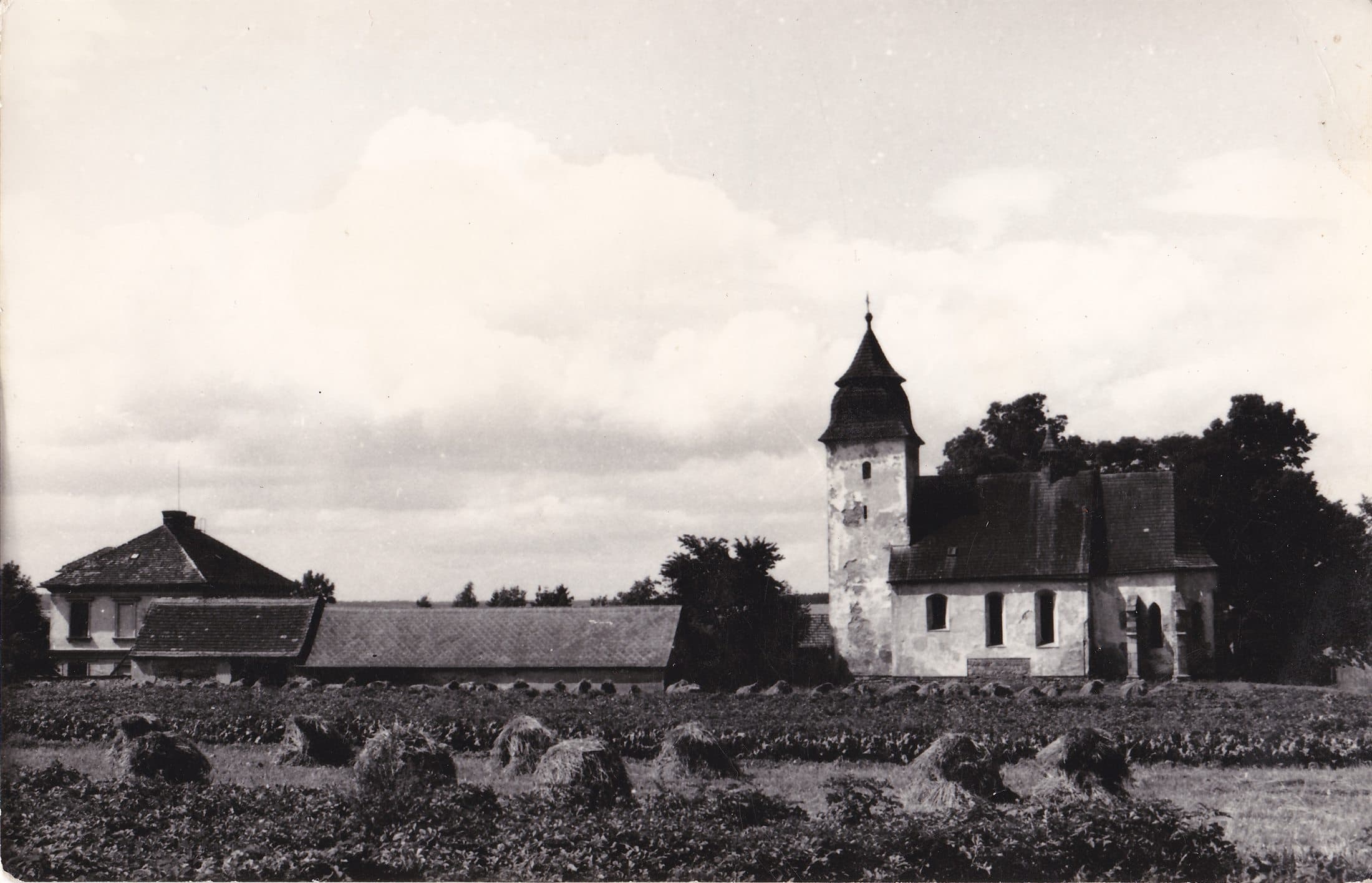 Historický pohled na kostel a faru v Číhošti